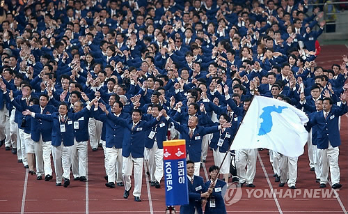 지난 2002년 9월 29일 부산아시안게임 개막식에서 공동입장했던 남북 선수단의 모습. 남측 기수인 황보성일(한국 남자핸드볼)과 북측 기수인 리정희(북한 여자축구)가 한반도기를 들고 맨 앞에서 입장했다./연합뉴스