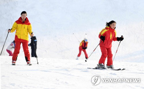 17일 강원도 마식령 스키장을 찾은 북한의 시민들이 스키를 타고 있다./연합뉴스
