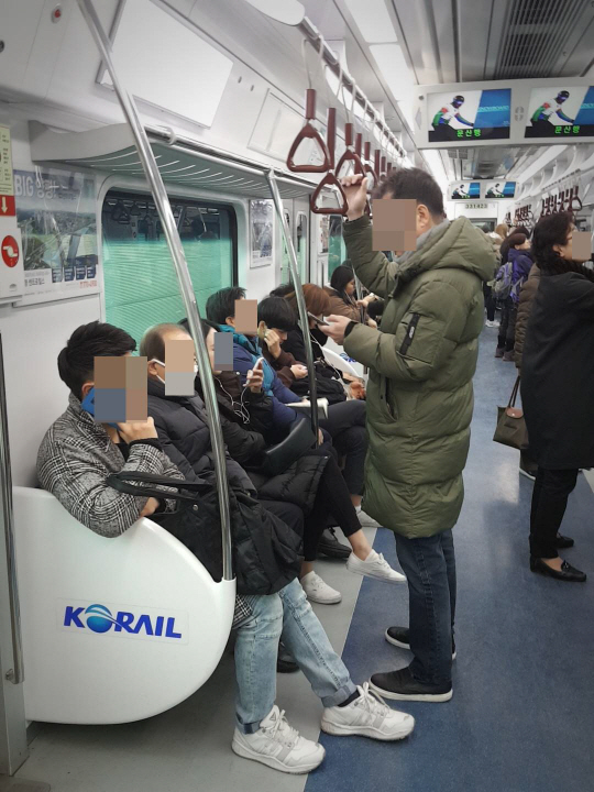지난 19일 한 20대 남성이 서울 지하철 안에서 자리에 앉아 휴대폰으로 통화를 하고 있다. /서종갑기자