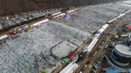 지난 20일 개막 3주째를 주말을 맞은 ‘2018 화천산천어축제’에 관광객들의 발길이 끊이지 않으면서 인산인해를 이루고 있다. 화천군에 따르면 개막 후 21일까지 30만여명이 축제를 찾은 것으로 추산된다. /화천=연합뉴스