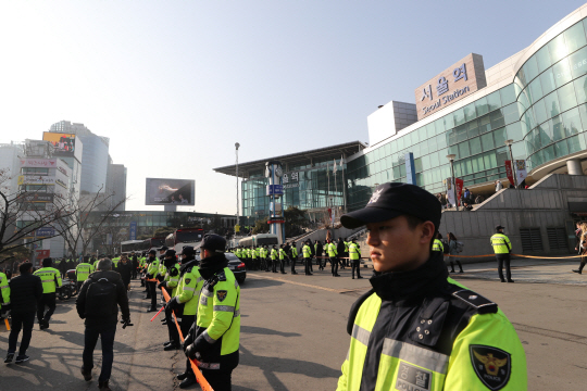 경찰들이 긴장된 모습으로 현송월 삼지연관현악단 단장이 이끄는 북한 예술단 사전점검단을 기다리고 있다.      /연합뉴스