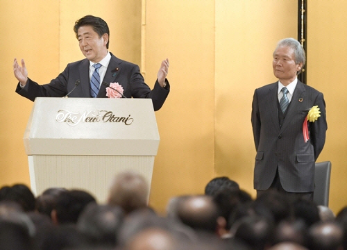 5일 도쿄도 내 호텔에서 열린 경제 3단체 신년 축하회에서 인사하는 아베 신조 일본 총리(왼쪽)/ 연합뉴스