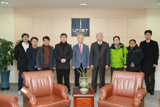 와이즈유 영산대학교가 유니스트와 손을 잡고 상호 협력체계를 구축한다. 부구욱 와이즈유 총장과 공대 교수들이 19일 유니스트를 방문하고 교류협력 방안을 논의한뒤 기념촬영을 하고 있다./사진제공=와이즈유 영산대학교