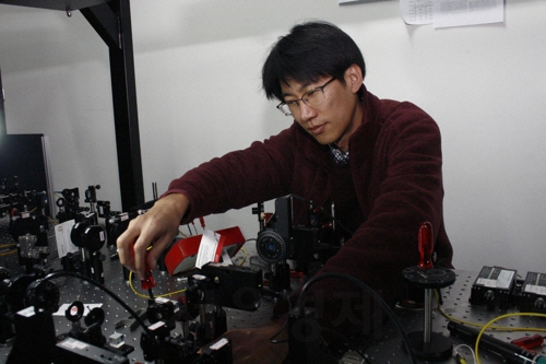 KIST 양자정보연구단 조영욱 박사가 양자컴퓨터의 연산과정을 검증할 수 있는 실험을 하고 있다. /사진제공=KIST