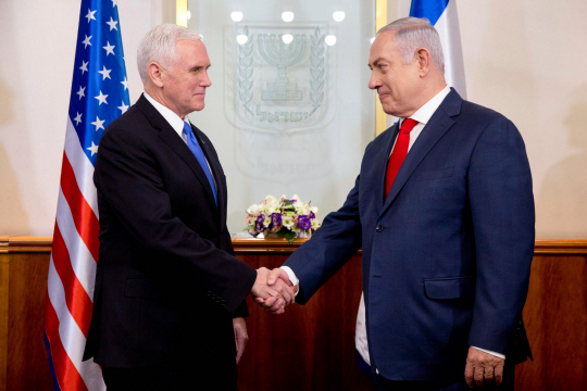 마이크 펜스(왼쪽) 미국 부통령이 22일(현지시간) 예루살렘에서 베냐민 네타냐후 이스라엘 총리와 악수하고 있다. /예루살렘=AFP연합뉴스