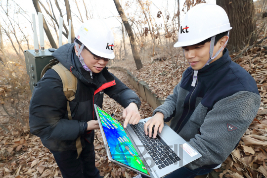 KT 연구원들이 우면산에서 이동기지국용 무선망 설계툴을 테스트하고 있다. /사진제공=KT
