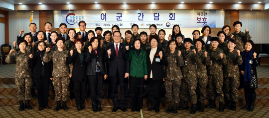 22일 국방회관에서 열린 여성정책간담회에서 송영무 장관과 피우진 보훈처장을 비롯한 참가자들이 여군 발전을 위한 결의를 다짐하고 있다.