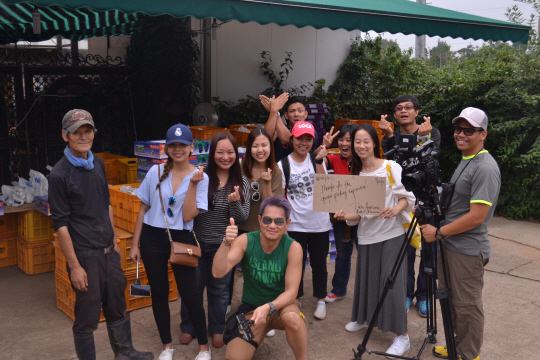 필리핀에서 유명한 여행 프로그램 (BIyahe ni Drew) 팀이 서울과 부산에서 촬영을 다닐 때 펀타스틱코리아 서비스를 이용하고 팀원들과 같이 찍은 사진./사진제공=펀타스틱코리아