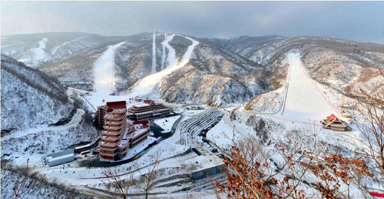 북한의 한 매체가 지난 22일 강원도 원산 인근 마식령스키장을 세계 일류급 스키장이라고 선전하며 공개한 사진이다./연합뉴스