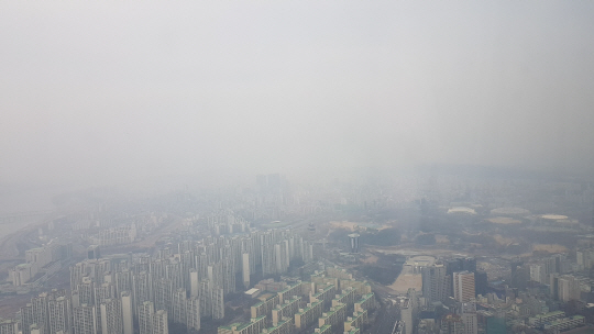 서울시는 최근 급증한 미세먼지 때문에 올해 들어 세 차례나 미세먼지 비상저감조치를 내린 바 있다. /연합뉴스