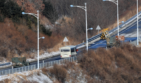 남북이 합의한 금강산 합동문화행사와 마식령스키장 공동훈련을 사전점검 하기 위해 우리측 선발대를 태운 버스가 23일 오전 동해선 육로 비무장지대를 통과해 금강산으로 향하고 있다. /고성=연합뉴스