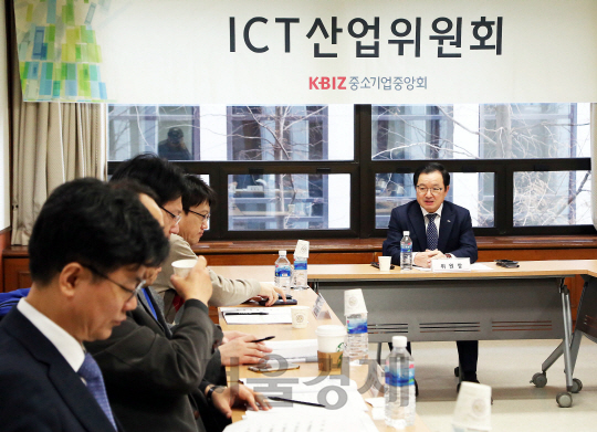 주대철 ICT산업위원회 위원장이 23일 열린 회의에서 공공부문의 중소기업 ICT 장비 구매 필요성에 대해 이야기하고 있다. /사진제공=중기중앙회