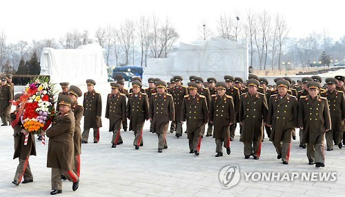 지난해 정규군 창설 69주년을 맞아 김정일 동상에 헌화하고 있는 인민군 장병·각계층 근로자·청소년 학생들의 모습  / 연합뉴스