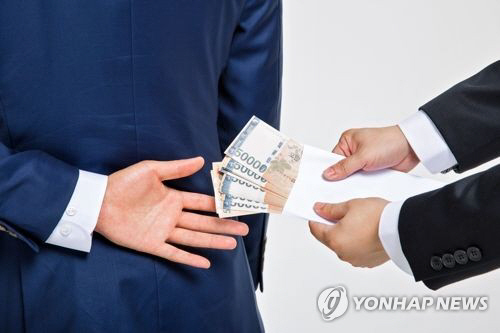 변호사나 그 사무직원은 재판·수사기관 공무원에게 금품을 제공하거나  받을 수 없다./연합뉴스