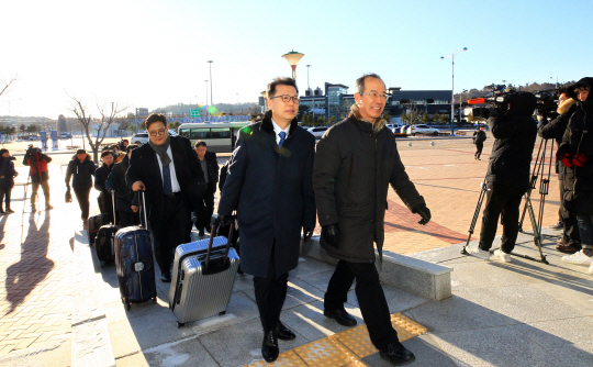 금강산 합동문화행사와 마식령 스키장 공동훈련 사전점검을 위해 방북하는 선발대가 23일 오전 동해선남북출입사무소에 도착하고 있다. /연합뉴스