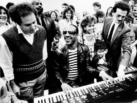 커즈와일 뮤직 시스템이 지난 1985년 개최한 콘서트 뒤풀이 파티에서 스티비 원더와 함께 한 커즈와일(왼쪽).