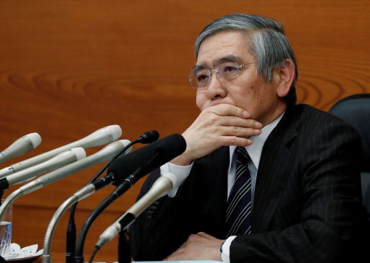 구로다 하루히코 일본은행(BOJ) 총재가 23일(현지시간) 일본 도쿄 BOJ 본부에서 통화정책회의 후 기자간담회를 하고 있다. /로이터통신