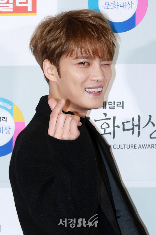 JYJ 멤버 김재중이 23일 오후 서울 종로구 세종문화회관 대극장에서 열린 제 5회 이데일리 문화대상 시상식에 참석해 포즈를 취하고 있다.