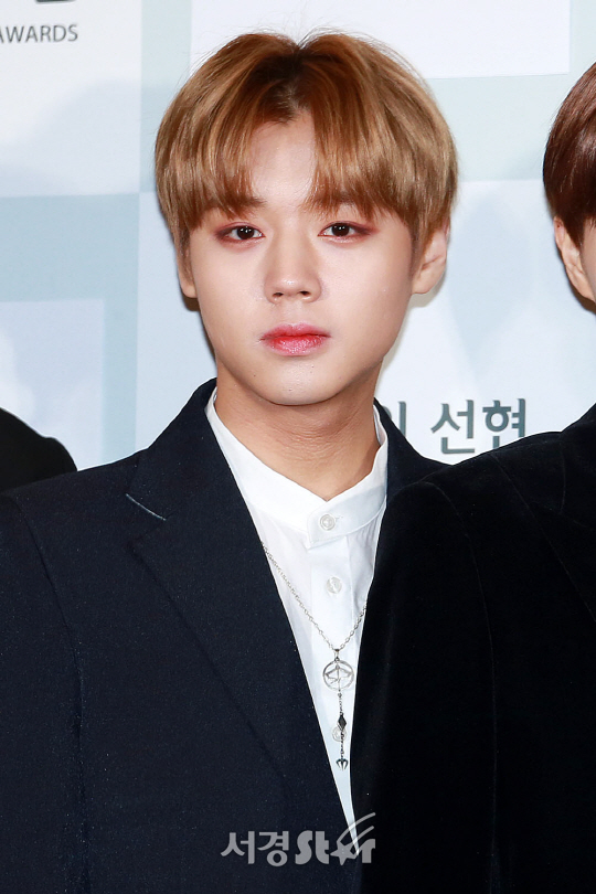 워너원 멤버 박지훈이 23일 오후 서울 종로구 세종문화회관 대극장에서 열린 제 5회 이데일리 문화대상 시상식에 참석해 포즈를 취하고 있다.