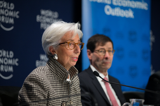 세계경제포럼(WEF·다보스포럼) 개막 하루 전인 22일(현지시간) 크리스틴 라가르드(왼쪽) 국제통화기금(IMF) 총재가 스위스 다보스에서 세계경제전망 수정 보고서를 발표하고 있다.  /다보스=신화연합뉴스