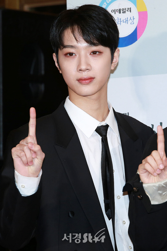 워너원 멤버 라이관린이 23일 오후 서울 종로구 세종문화회관 대극장에서 열린 제 5회 이데일리 문화대상 시상식에 참석해 포즈를 취하고 있다.