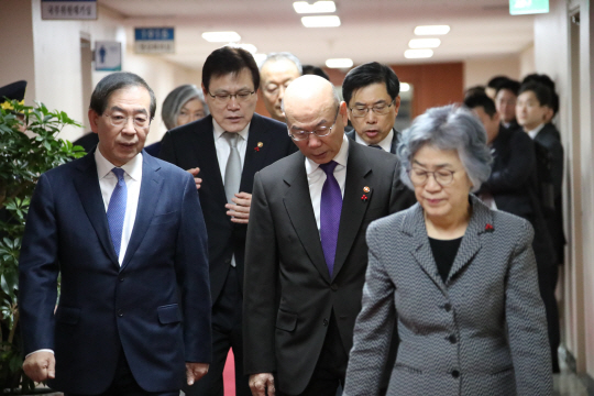 23일 정부서울청사에서 열린 영상국무회의에 참석하는 박은정 국민권익위원장(오른쪽부터)과 이효성 방송통신위원장, 박원순 서울 시장 등 장관들이 입장하고 있다./연합뉴스