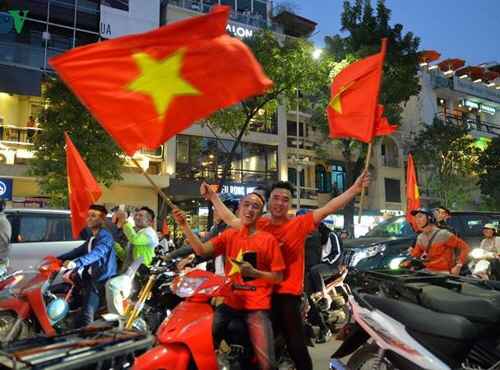 베트남 축구, 사상 첫 결승 진출에 ‘열광’…“박항서는 마법사”