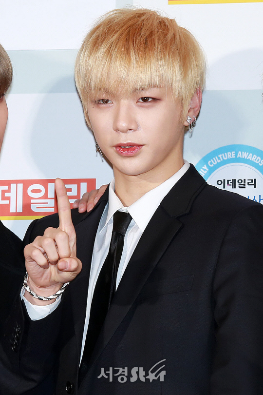 워너원 멤버 강다니엘이 23일 오후 서울 종로구 세종문화회관 대극장에서 열린 제 5회 이데일리 문화대상 시상식에 참석해 포즈를 취하고 있다.