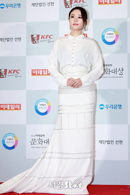 가수 리사가 23일 오후 서울 종로구 세종문화회관 대극장에서 열린 제 5회 이데일리 문화대상 시상식에 참석해 포즈를 취하고 있다.