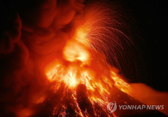 필리핀 마욘화산 700m 상공까지 용암 분출…주민 5만6천명 대피