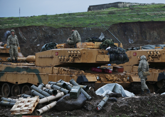 터키군이 시리아 쿠르드 민병대 공격에 투입할 탱크를 점검하는 모습 /AP연합뉴스