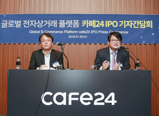 이재석(오른쪽) 카페24 대표이사가 24일 서울 영등포구 여의도 콘래드호텔에서 기자간담회를 열고 일본 진출을 시작으로 글로벌 시장 공략에 나서는 포부와 테슬라 상장 공모과정을 설명하고 있다./사진제공=카페24