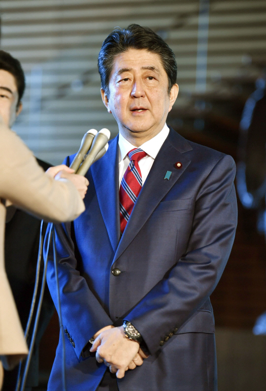 아베 신조 일본 총리가 지난 12일 관저에서 기자들의 질문에  “위안부 합의는 국가와 국가간의 약속으로 한국측도 이행해야 한다”고 답했다./연합뉴스