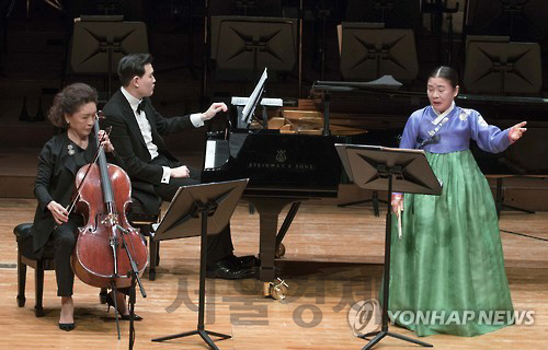 지난해 2월 강원도 알펜시아에서 열린 ‘평창동계올림픽 성공기원 음악회’에서 첼리스트 정명화(왼쪽), 피아니스트 한상일(가운데), 명창 안숙선이 함께 임준희 작곡의 ‘세 개의 사랑가’를 연주하고 있다. /연합뉴스