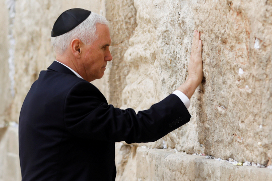 마이크 펜스 미국 부통령이 23일(현지시간) 키파를 쓰고 예루살렘의 ‘통곡의 벽’을 만지고 있다. /예루살렘=로이터연합뉴스