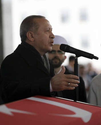 레제프 타이이프 에르도안 터키 대통령이 23일(현지시간) ‘올리브가지 작전’에서 사망한 터키 병사의 장례식에서 연설하고 있다. /AP Photo=연합뉴스