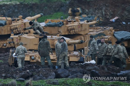 터키·시리아 국경지대의 터키군 탱크/AP=연합뉴스 자료사진