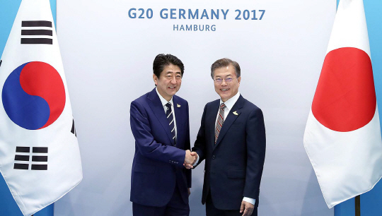 지난해 7월 독일 함부르크에서 열린 주요20개국(G20) 정상회의에서 문재인 대통령과 아베 신조 일본 총리가 한일 정상회담을 앞두고 악수를 하고 있다. /사진제공=청와대
