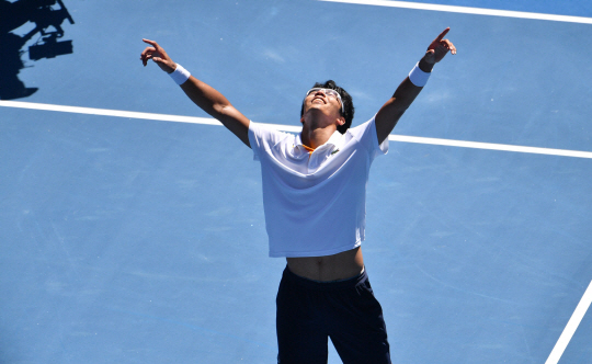 정현(22·세계랭킹 58위·삼성증권)이 24일 호주 멜버른에서 열린 호주오픈 테니스대회 남자단식 8강전 테니스 샌드그렌(97위·미국)을 3-0(6-4 7-6<7-5> 6-3)으로 완파한 후 세리머니를 하고 있다./사진=EPA연합뉴스