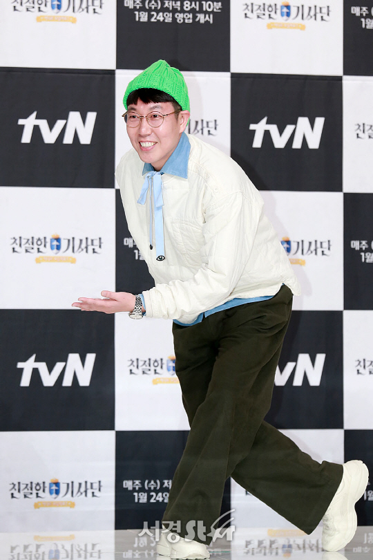 24일 오전 11시 서울 영등포구 타임스퀘어 아모리스홀에서 열린 tvN 예능 프로그램 ‘친절한 기사단’의 제작발표회에서 김영철이 포토타임을 갖고 있다./사진=지수진기자