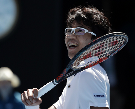 정현이 24일 멜버른에서 열린 호주오픈 테니스대회 남자단식 8강전에서 승리한 정현이 한국 테니스 사상 최초로 메이저 대회 4강전에 진출한 뒤 미소짓고 있다./연합뉴스