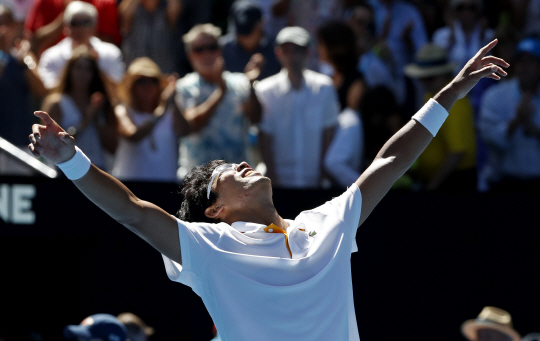 South Korea‘s Chung Hyeon celebrates after defeating United States’ Tennys Sandgren in their quarterfinal at the Australian Open tennis championships in Melbourne, Australia, Wednesday, Jan. 24, 2018. (AP Photo/Ng Han Guan)      <저작권자(c) 연합뉴스, 무단 전재-재배포 금지>