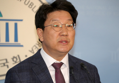국회 법사위원장인 권성동 자유한국당 의원이 24일 국회 정론관에서 기자회견을 하고 있다. /연합뉴스