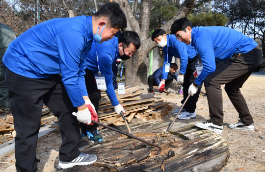 24일 현대자동차 기술직 신입사원들이 지역 사회복지시설인 울산 울주군 언양읍의 혜진원을 찾아 주방 대청소와 시설관리 봉사활동을 벌이고 있다. /사진=현대자동차 제공