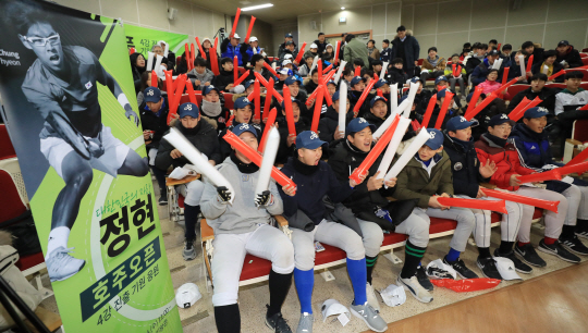 24일 서초구 서울고에서 학생들과 테니스팬들이 정현의 호주오픈 8강 경기를 시청하며 응원을 펼치고 있다. /연합뉴스