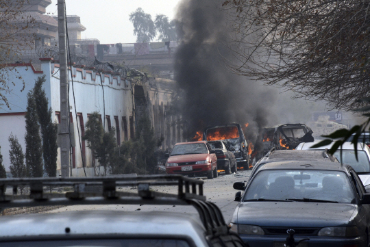 아프가니스탄 동부 낭가르하르주 잘랄라바드의 국제 아동구호단체 ‘세이브더칠드런’ 건물 근처에서 24일(현지시간) 이슬람 극단주의 무장단체 ‘이슬람국가(IS)’의 테러로 차량들이 불타고 있다.    /잘랄라바드=AFP연합뉴스