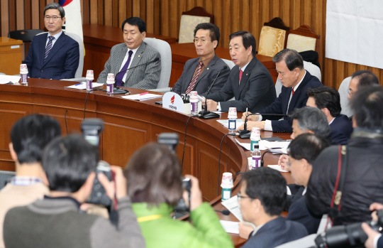 김성태(왼쪽 네 번째) 자유한국당 원내대표가 25일 오전 국회 본청에서 열린 원내대책회의에서 발언하고 있다./연합뉴스