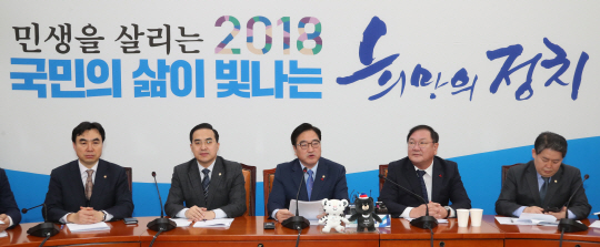 박홍근 (왼쪽 두번째) 원내수석부대표가 25일 국회에서 열린 정책조정회의에서 발언하고 있다./연합뉴스