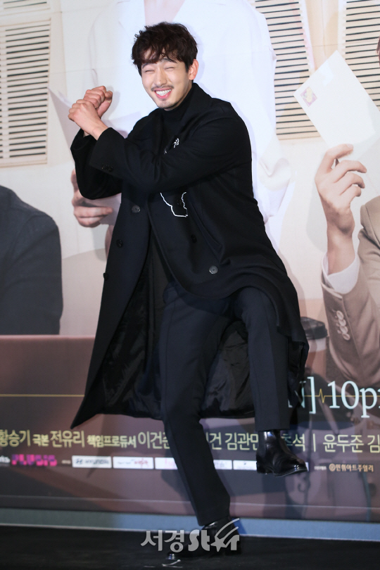 배우 윤박이 25일 오후 서울 영등포구 콘래드 호텔 파크볼룸에서 열린 KBS2 새 월화드라마 ‘라디오 로맨스’ 제작발표회에 참석해 포토타임을 갖고 있다.