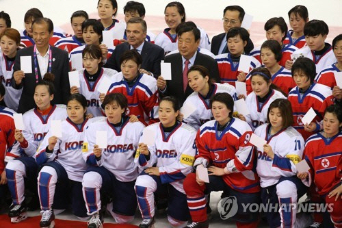 지난해 강릉에서 열린 여자 아이스하키 세계선수권 디비전II 그룹A 대회에서 남북한 선수들이 기념촬영을 하고 있다. /연합뉴스